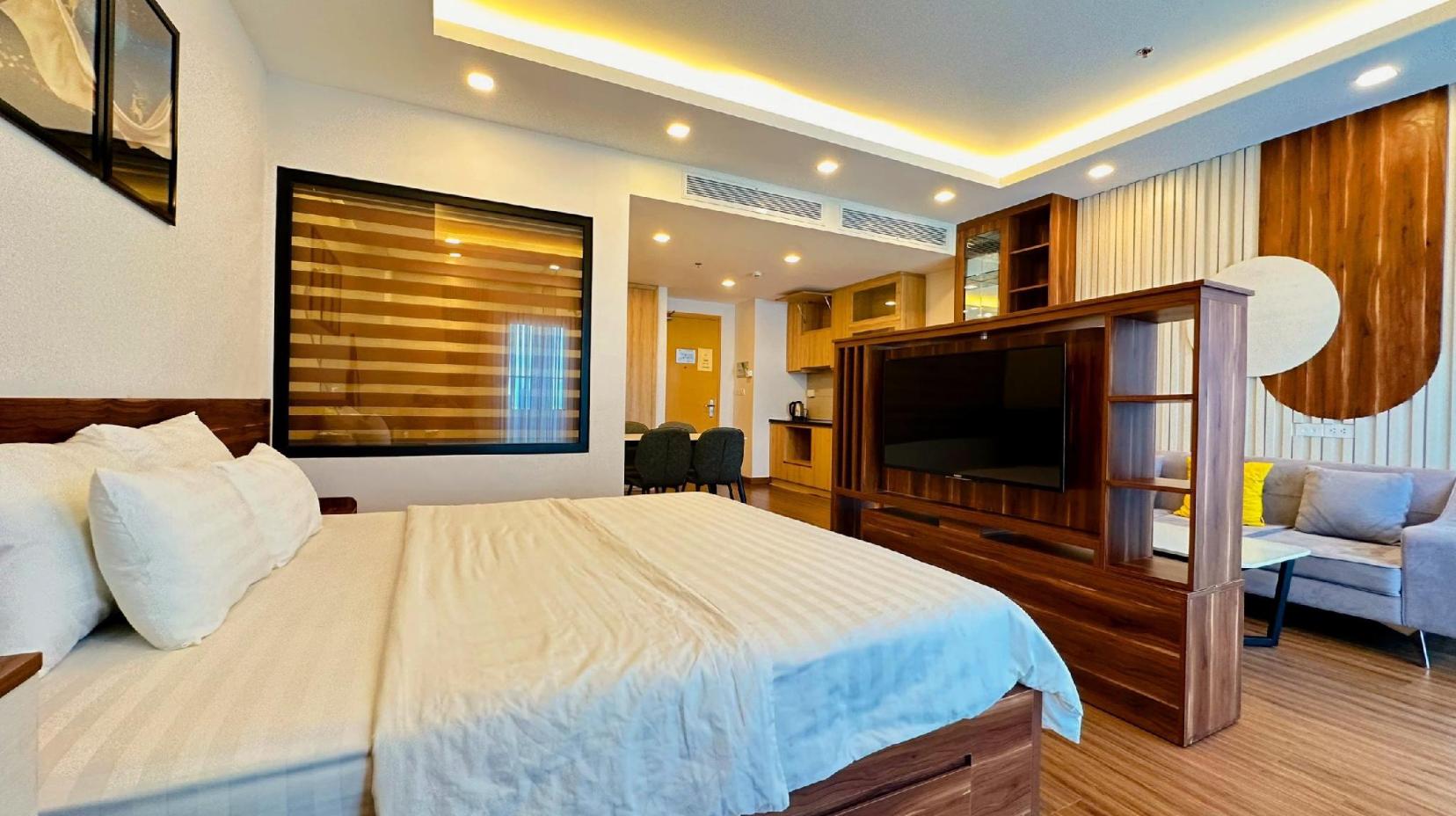 Sea View King Room with Balcony - Bed