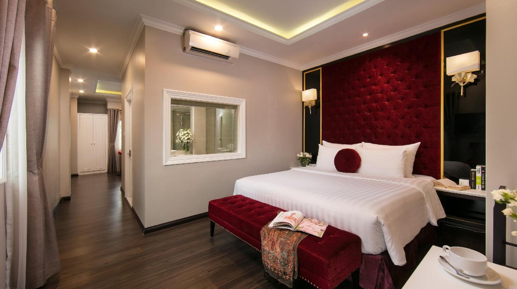 King Suite with Sofa Bed and Living Room - Bedroom