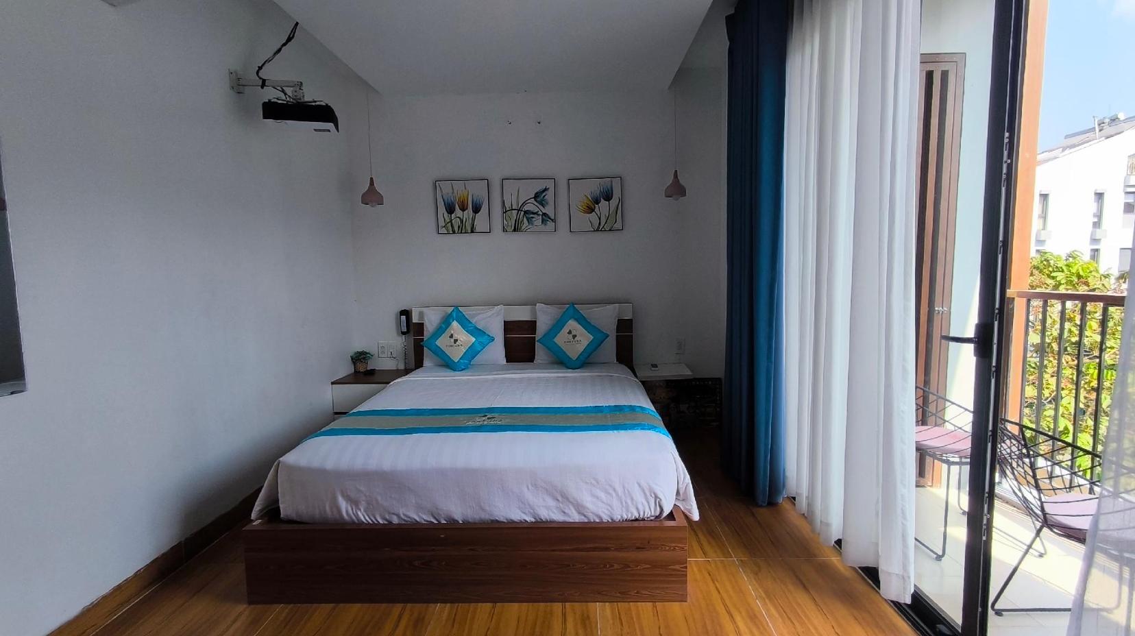 Deluxe Double Room with Balcony - Bed