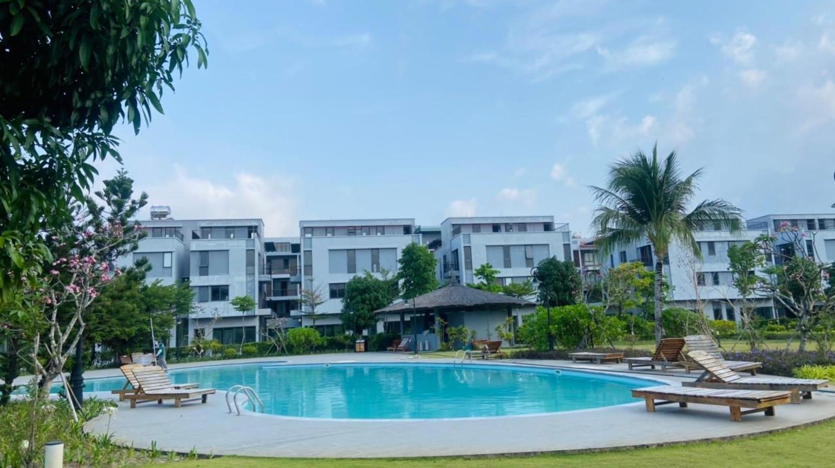 Swimming pool [outdoor]