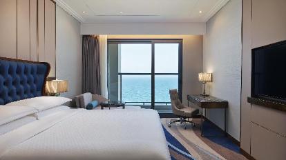 Guest room, 1 King, Ocean view, High floor, Balcony - Bed