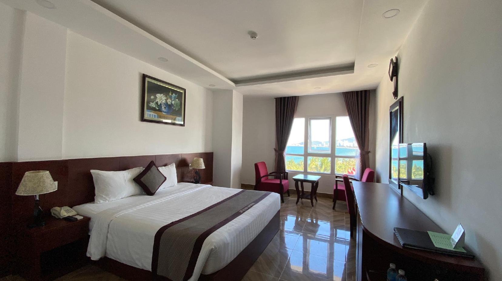 Deluxe Sea View Double or Twin Room - Bed