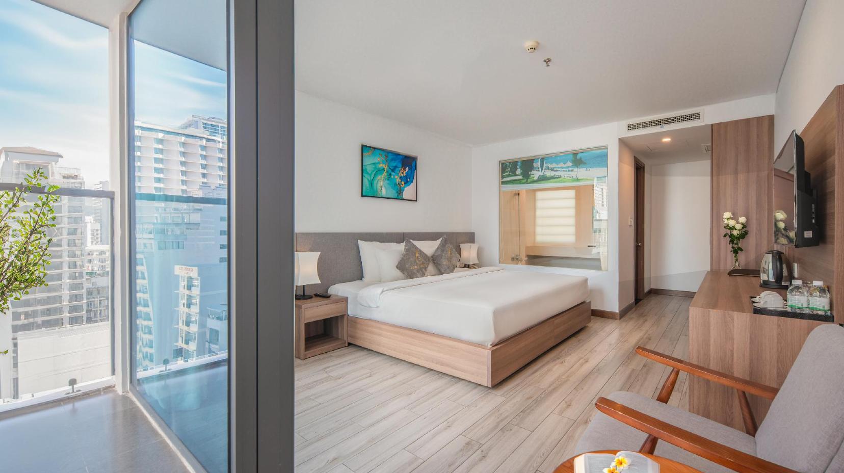 Deluxe Double or Twin Room with Balcony - Bed