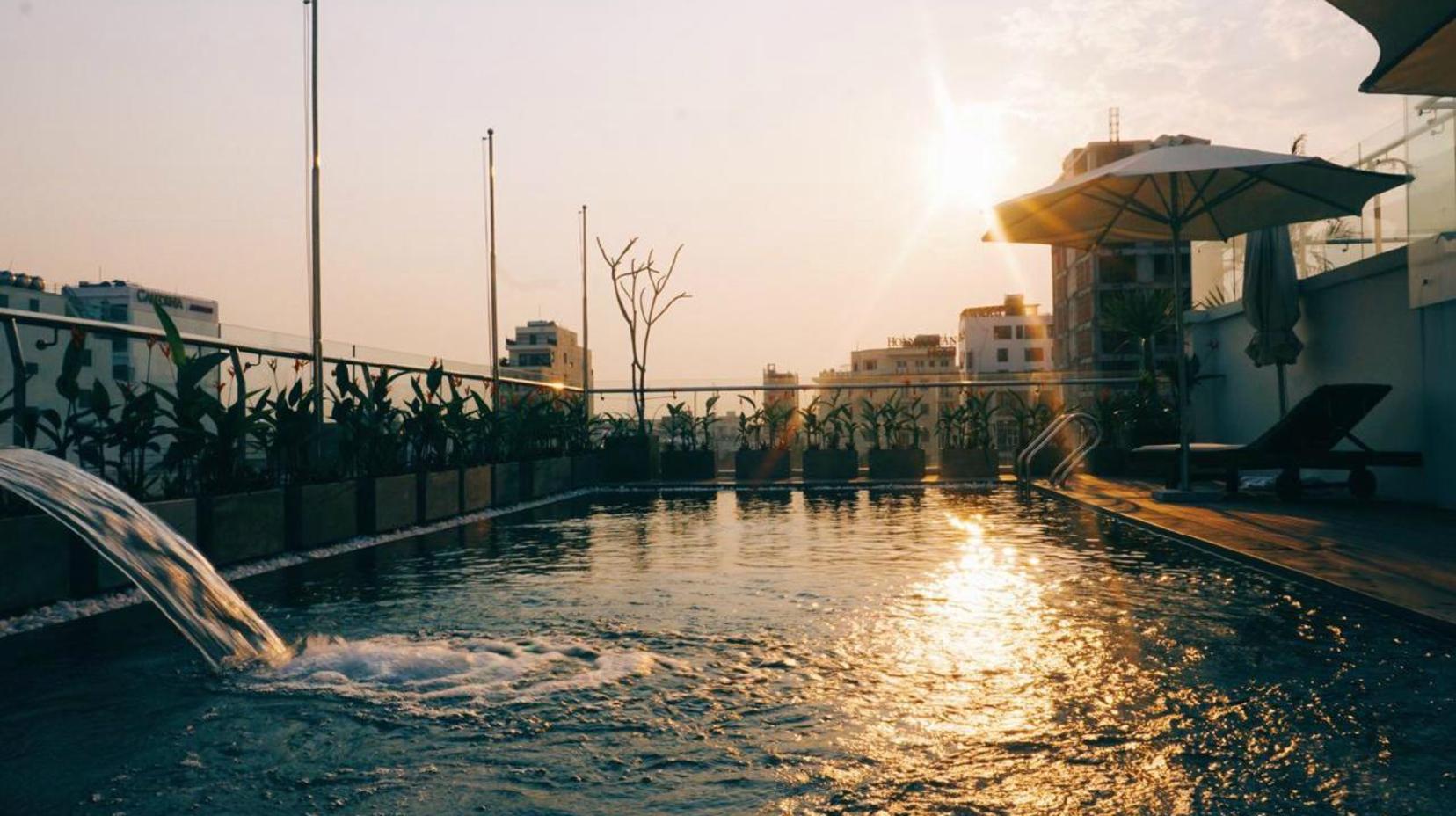 Swimming pool [outdoor]