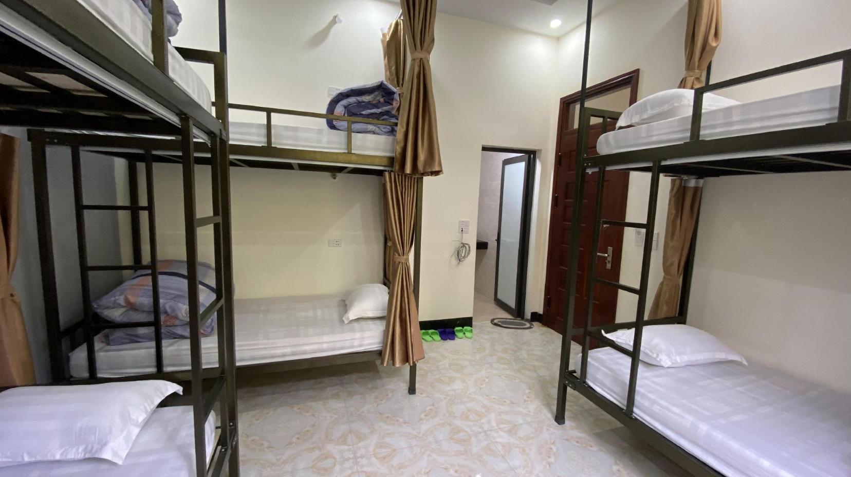 1 Person in 6-Bed Dormitory with Air Conditioning, Shared Bathroom - Mixed - Bedroom