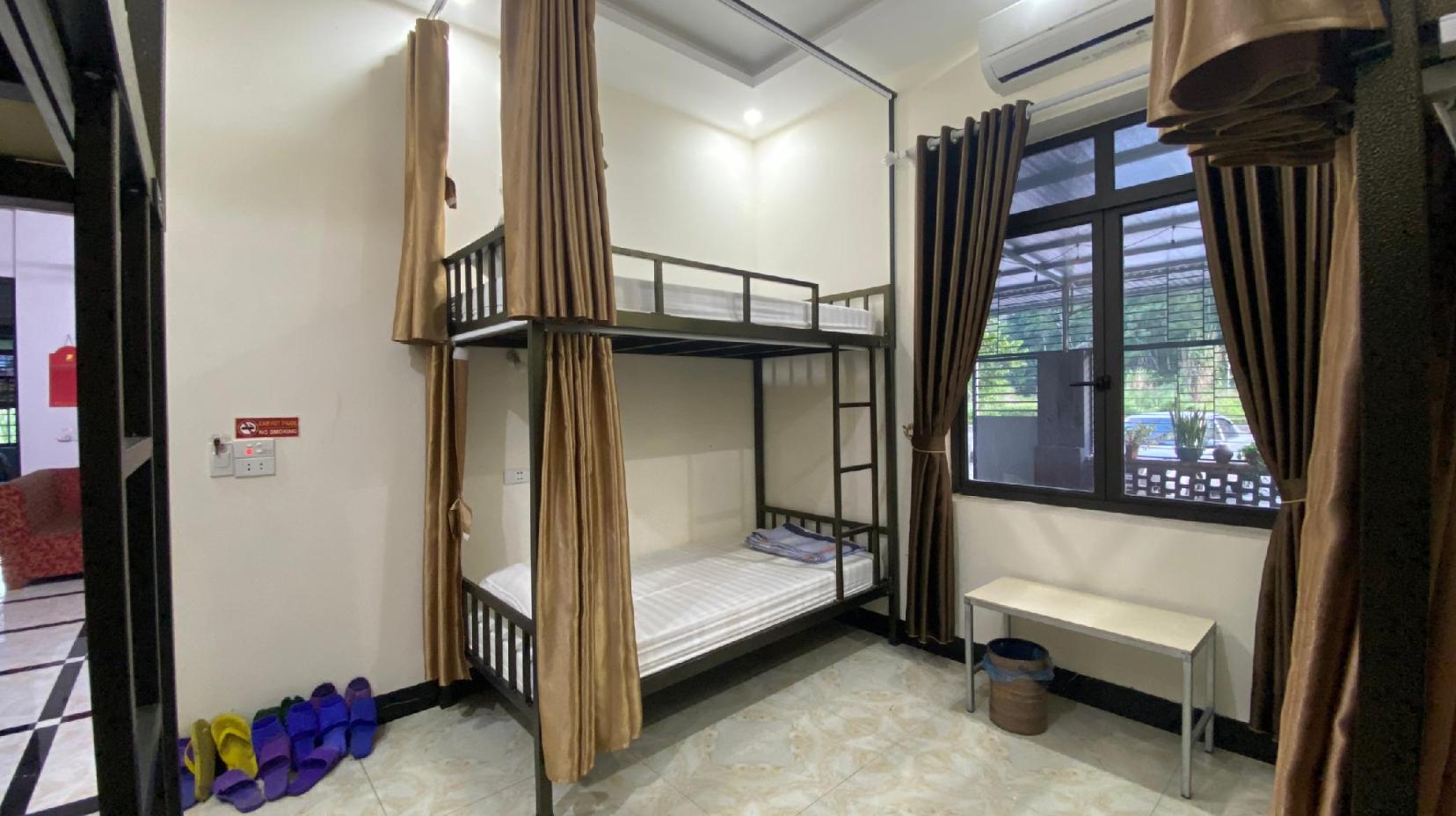 1 Person in 8-Bed Dormitory with Shared Bathroom - Mixed - Bed