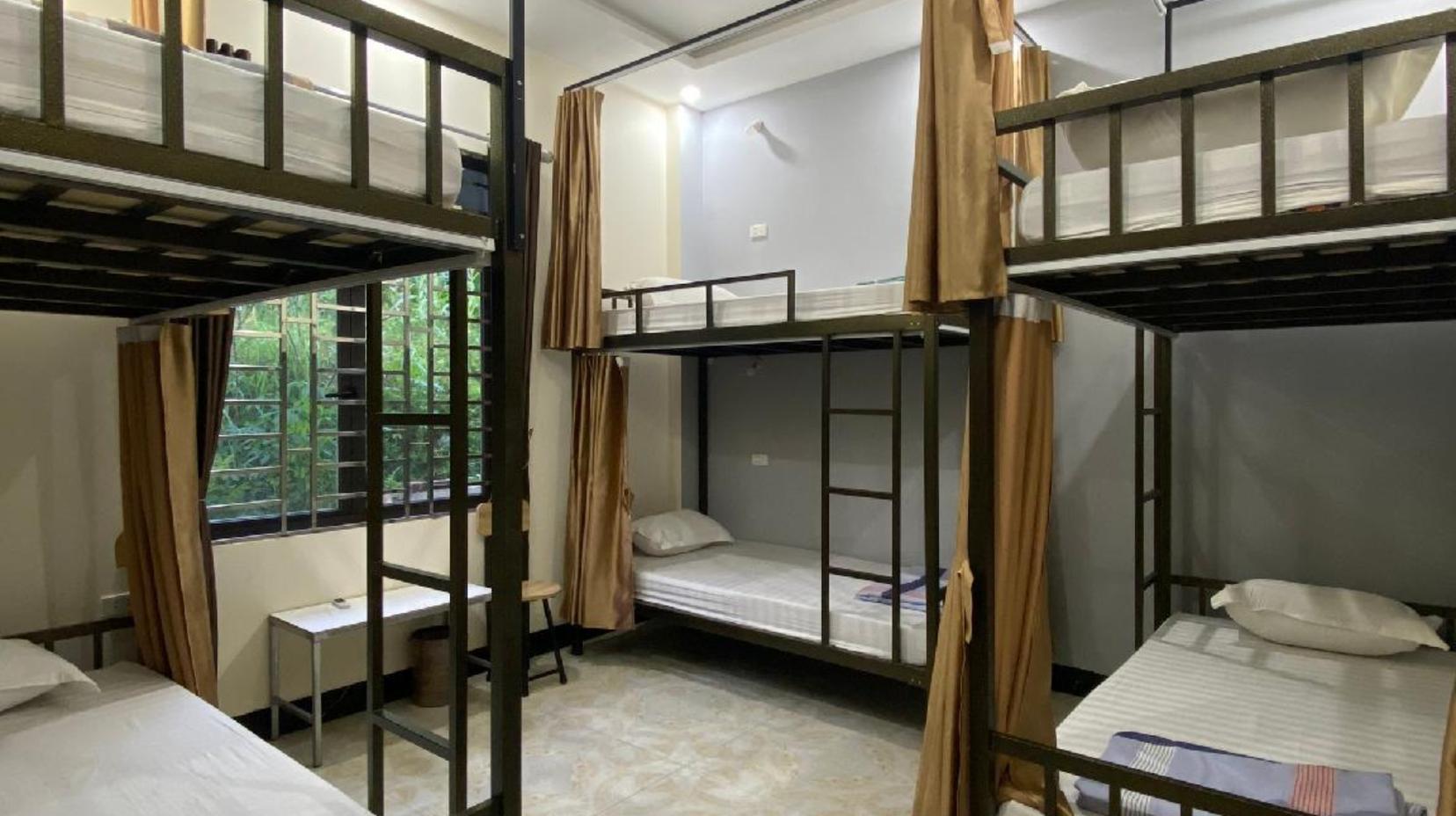 1 Person in 6-Bed Dormitory with Air Conditioning, Shared Bathroom - Mixed - Bedroom