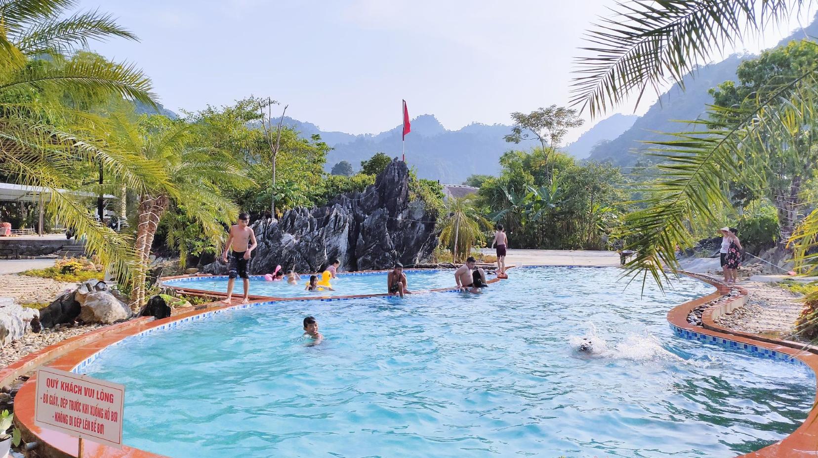 Swimming pool [outdoor]