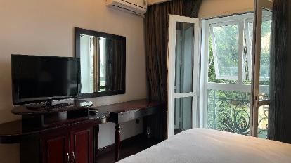 Deluxe King Room with Balcony - Interior view