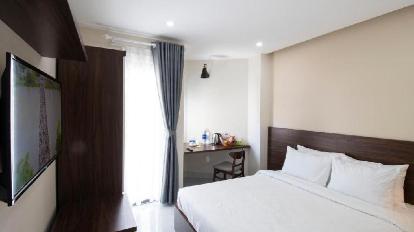 Deluxe King Room with Balcony - Guestroom