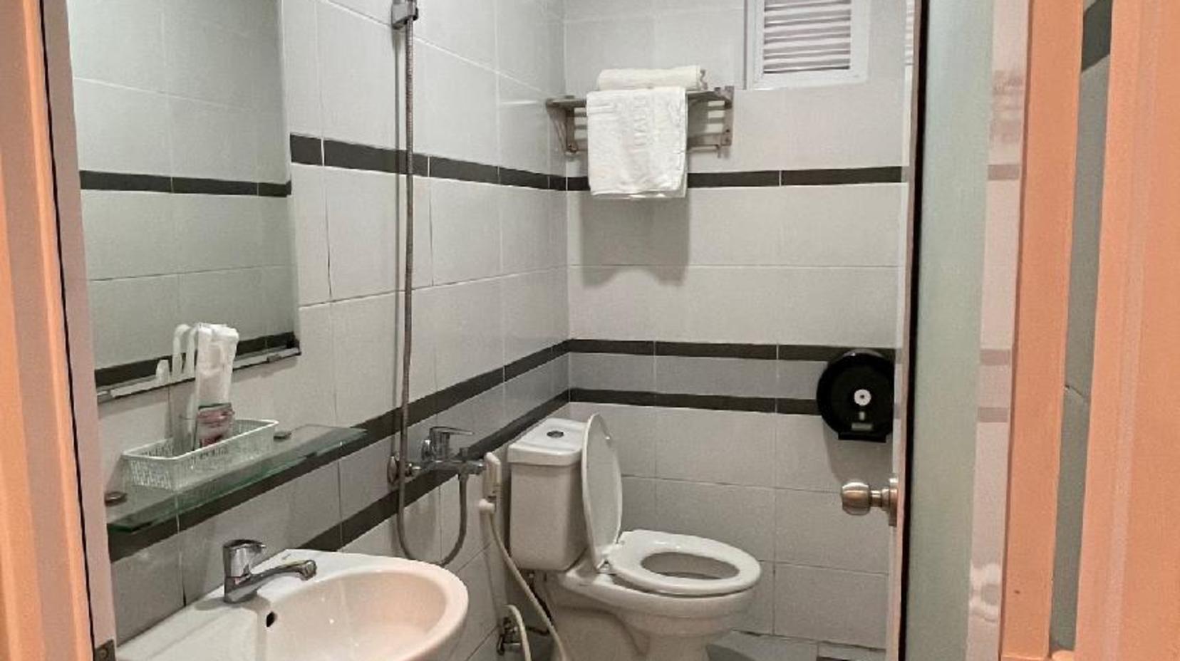 Deluxe Double Twin - Bathroom