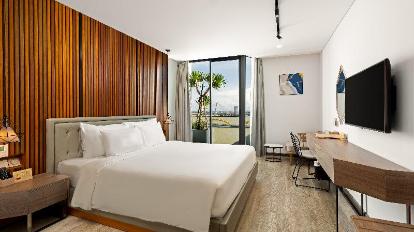 Deluxe Riverfront Room with Balcony - Interior view