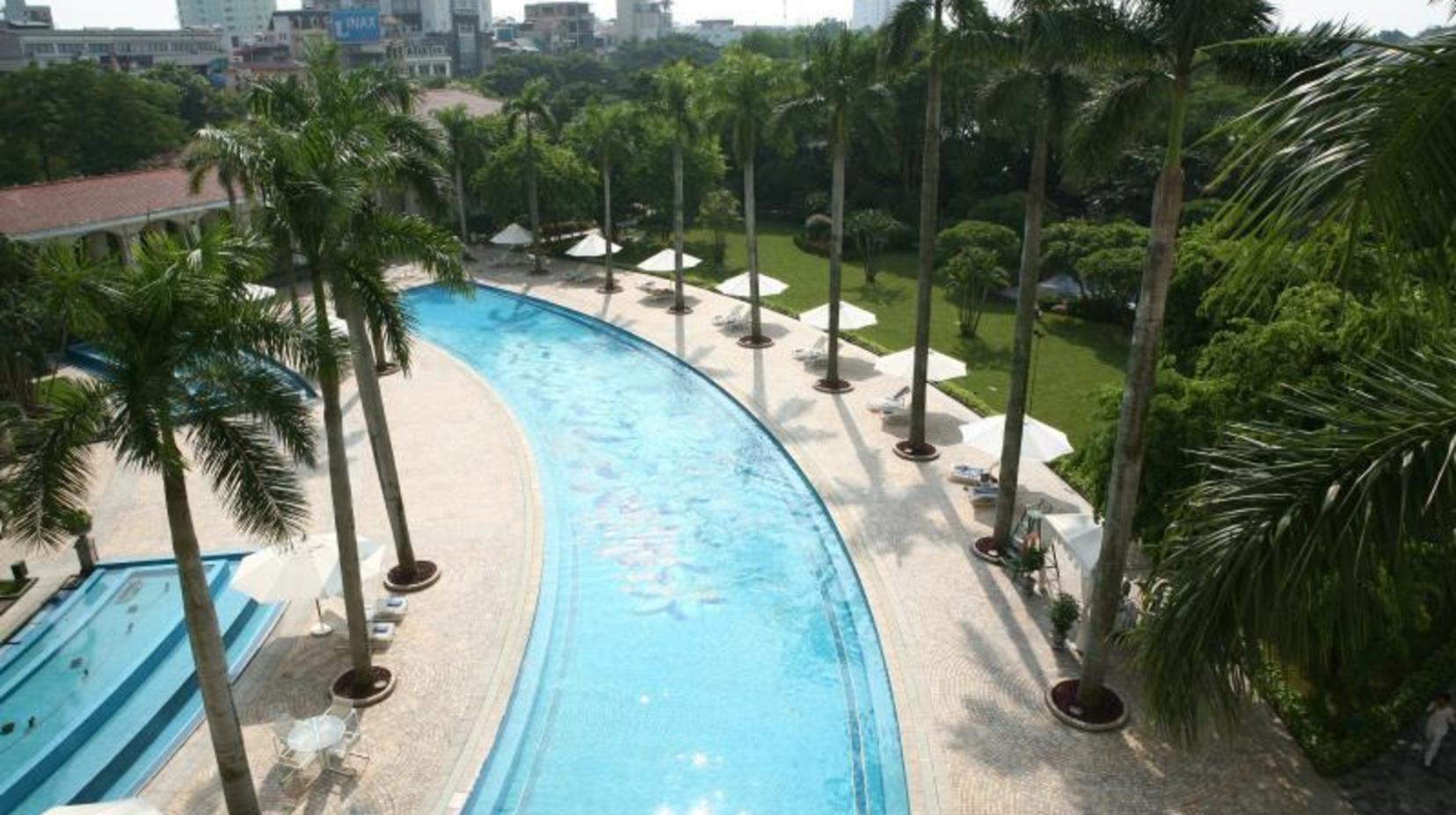 Swimming pool [outdoor]