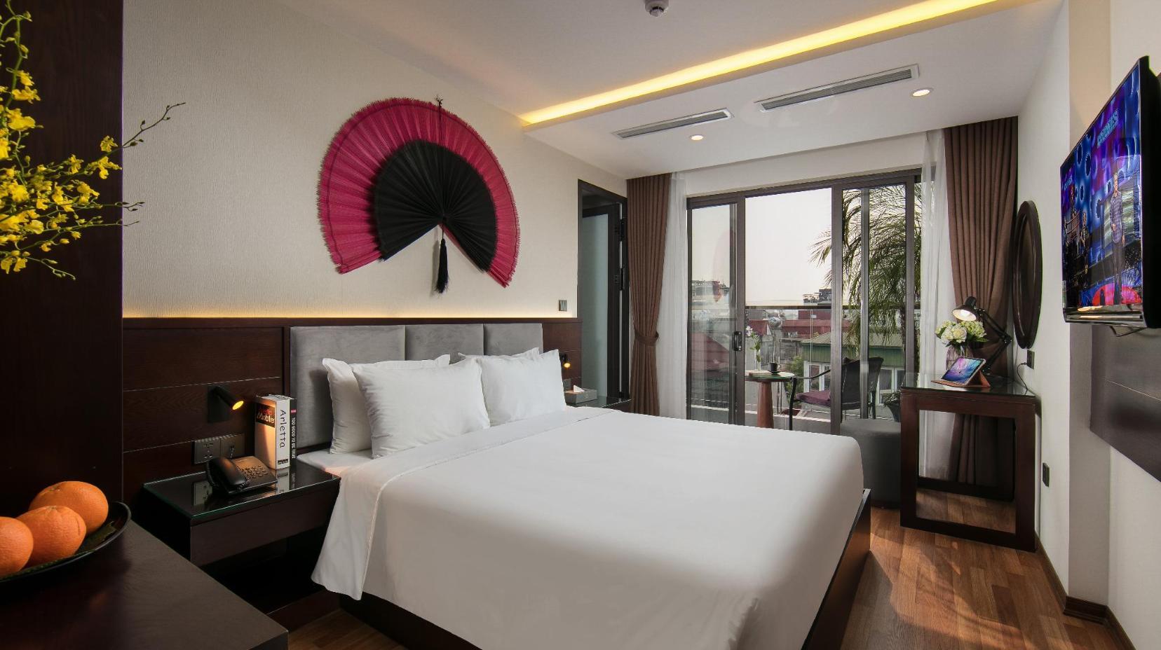 Suite with Balcony - Bedroom