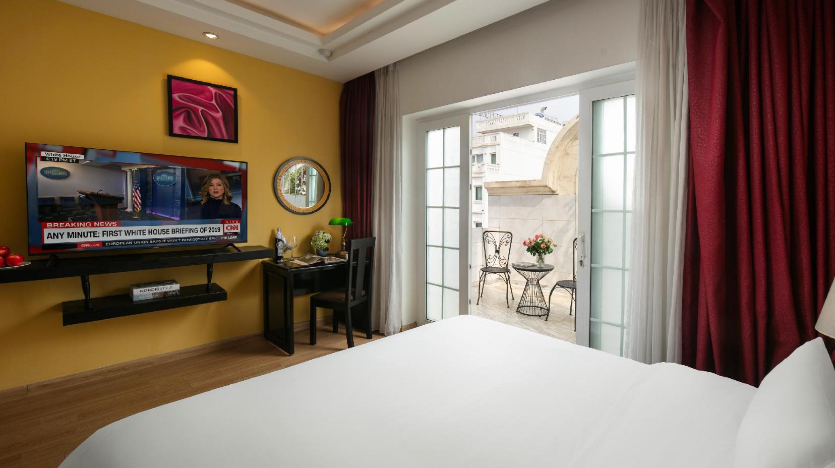 Junior Suite with Balcony - Bed