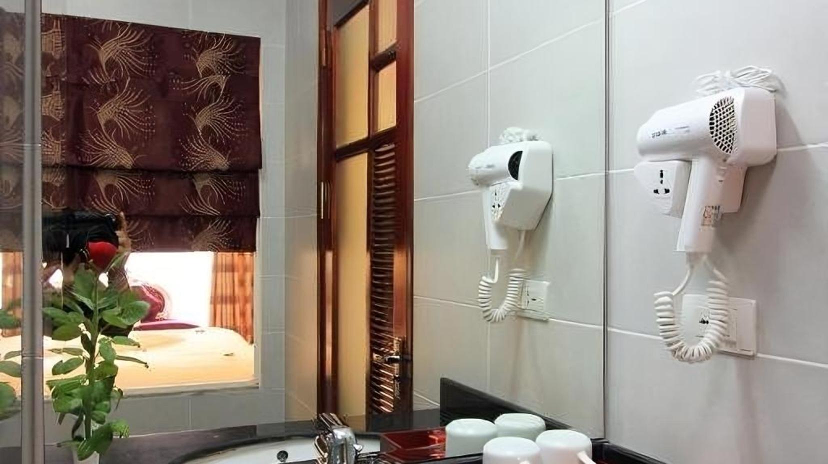 Deluxe Double or Twin Room - Bathroom