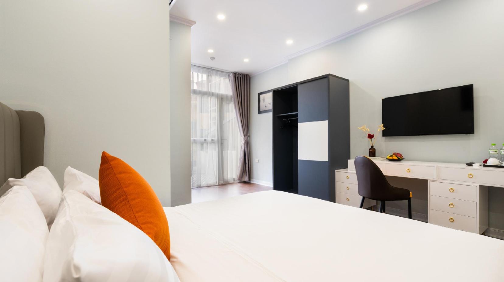 Junior Suite with Balcony and City View - Bed