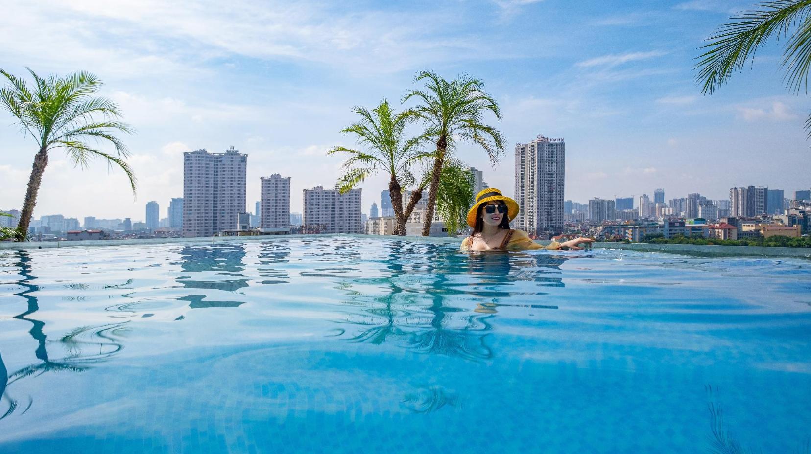 Swimming pool [outdoor]