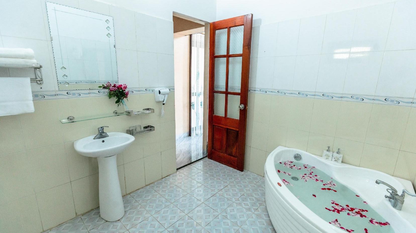 Deluxe Double with Bathtub - Bathroom