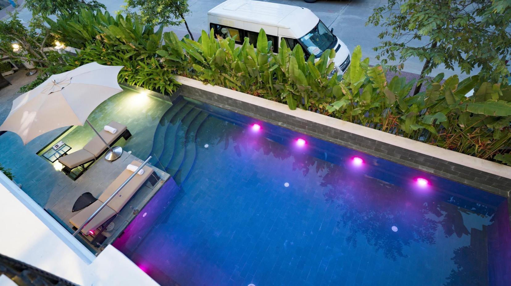 Swimming pool [outdoor]