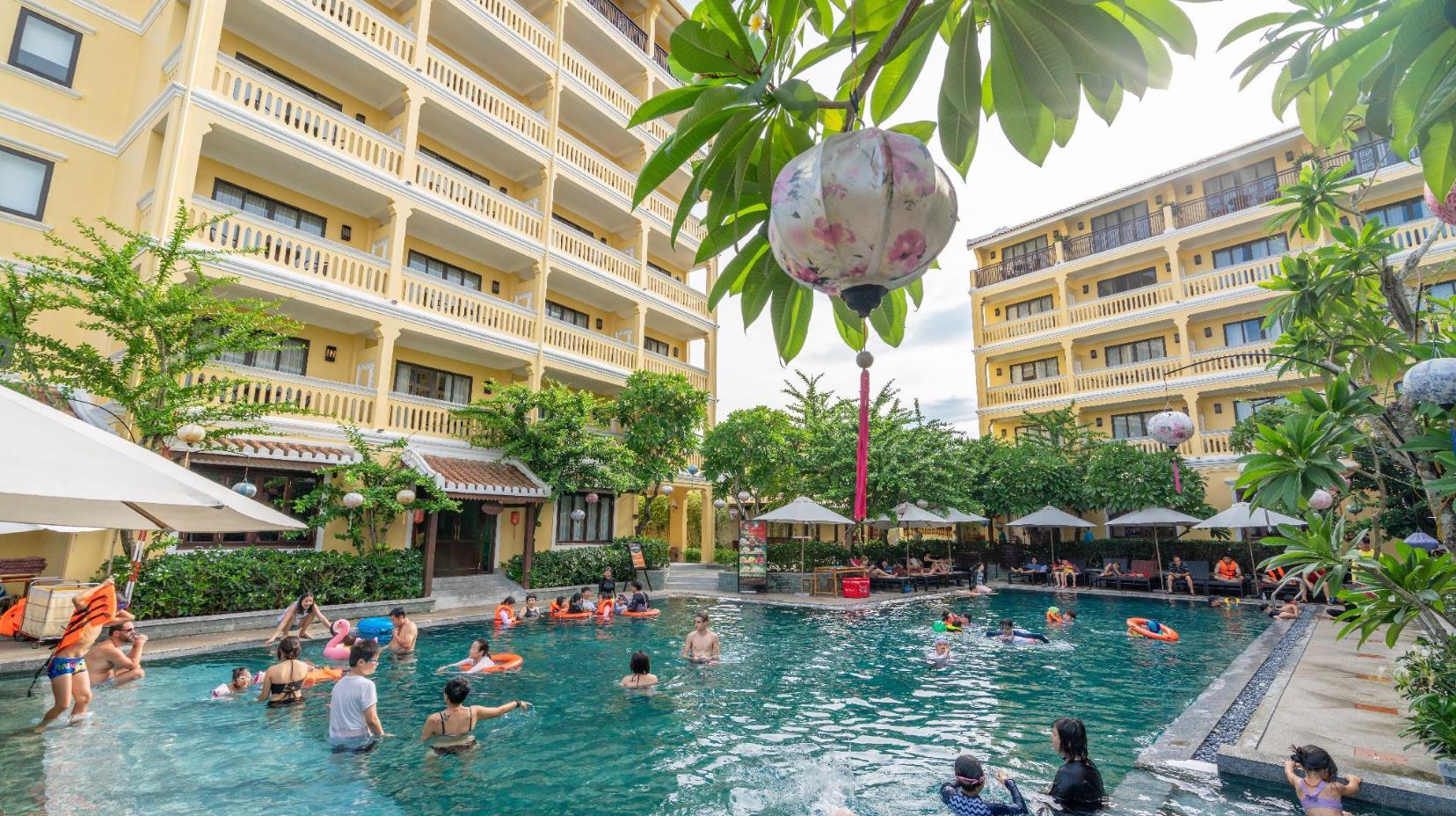 Swimming pool [outdoor]