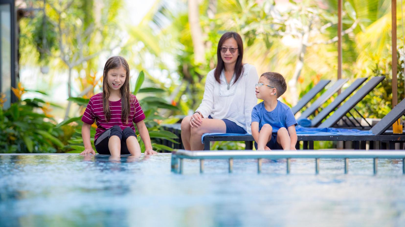 Swimming pool [outdoor]