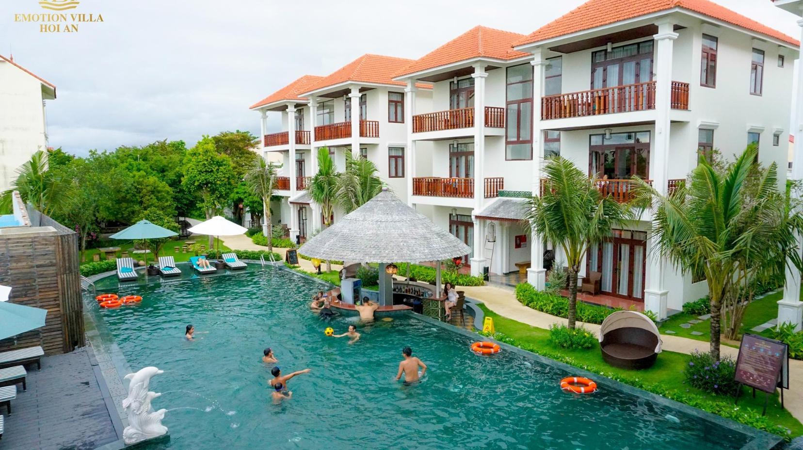 Swimming pool [outdoor]