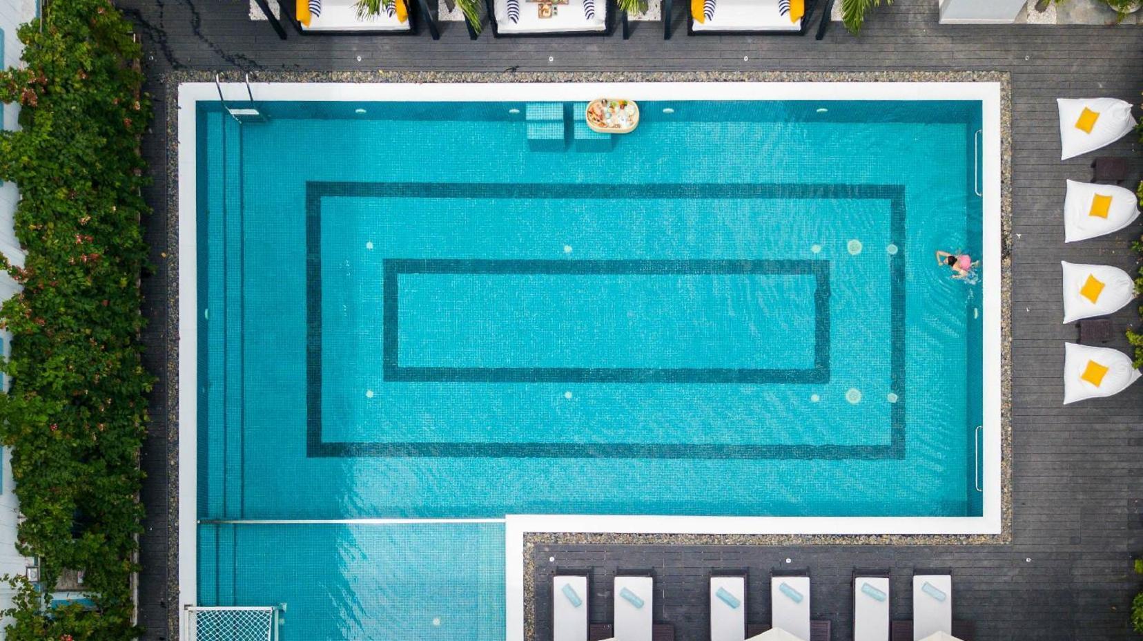 Swimming pool [outdoor]