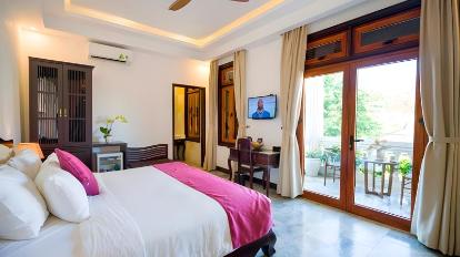 Executive Double Room with City View or Garden View - Bed