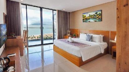 2-Bedroom Sea View Apartment with Balcony - Bed