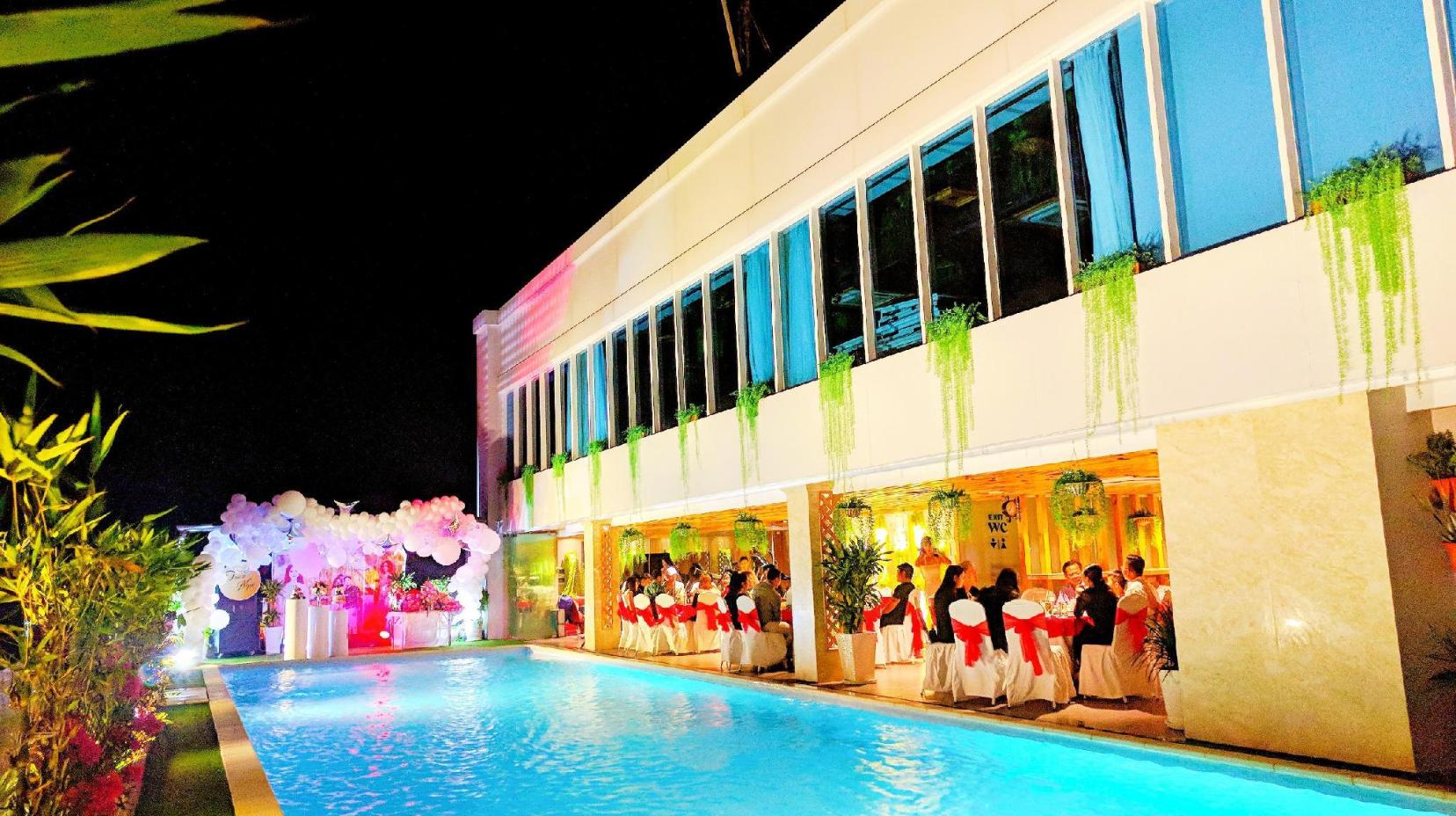 Poolside bar