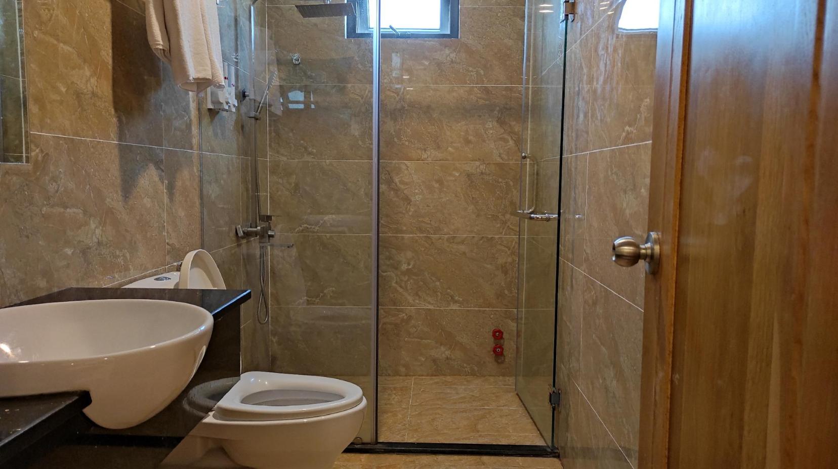 Standard Deluxe Double - Bathroom