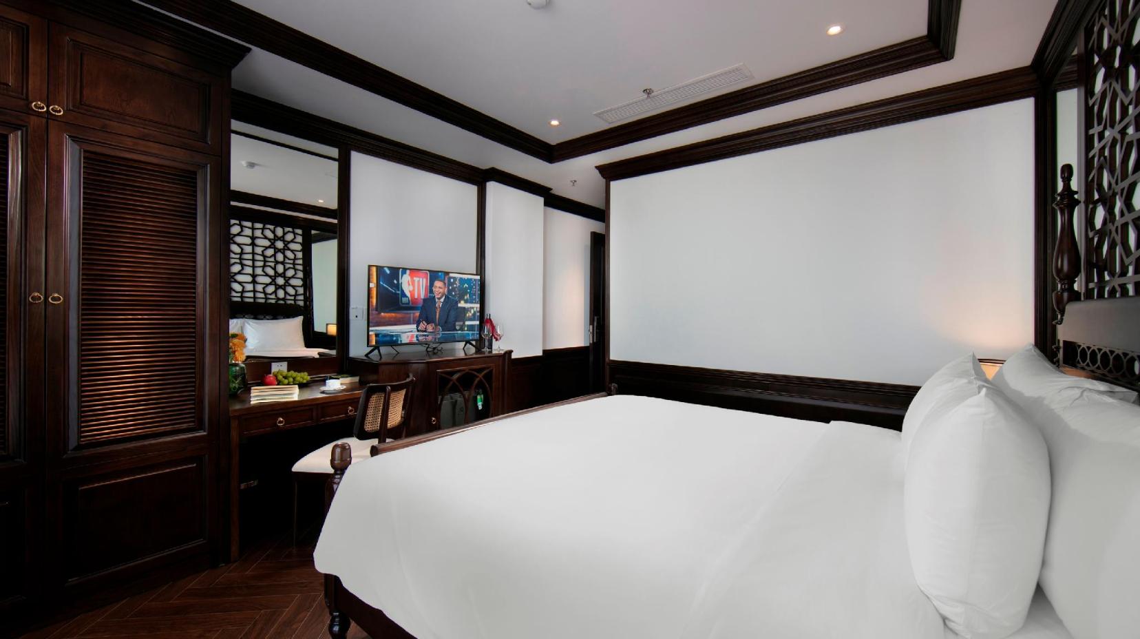 Senior Suite with Balcony - Bed