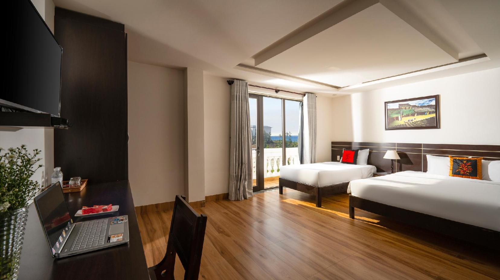 Triple Room with Balcony - Bed