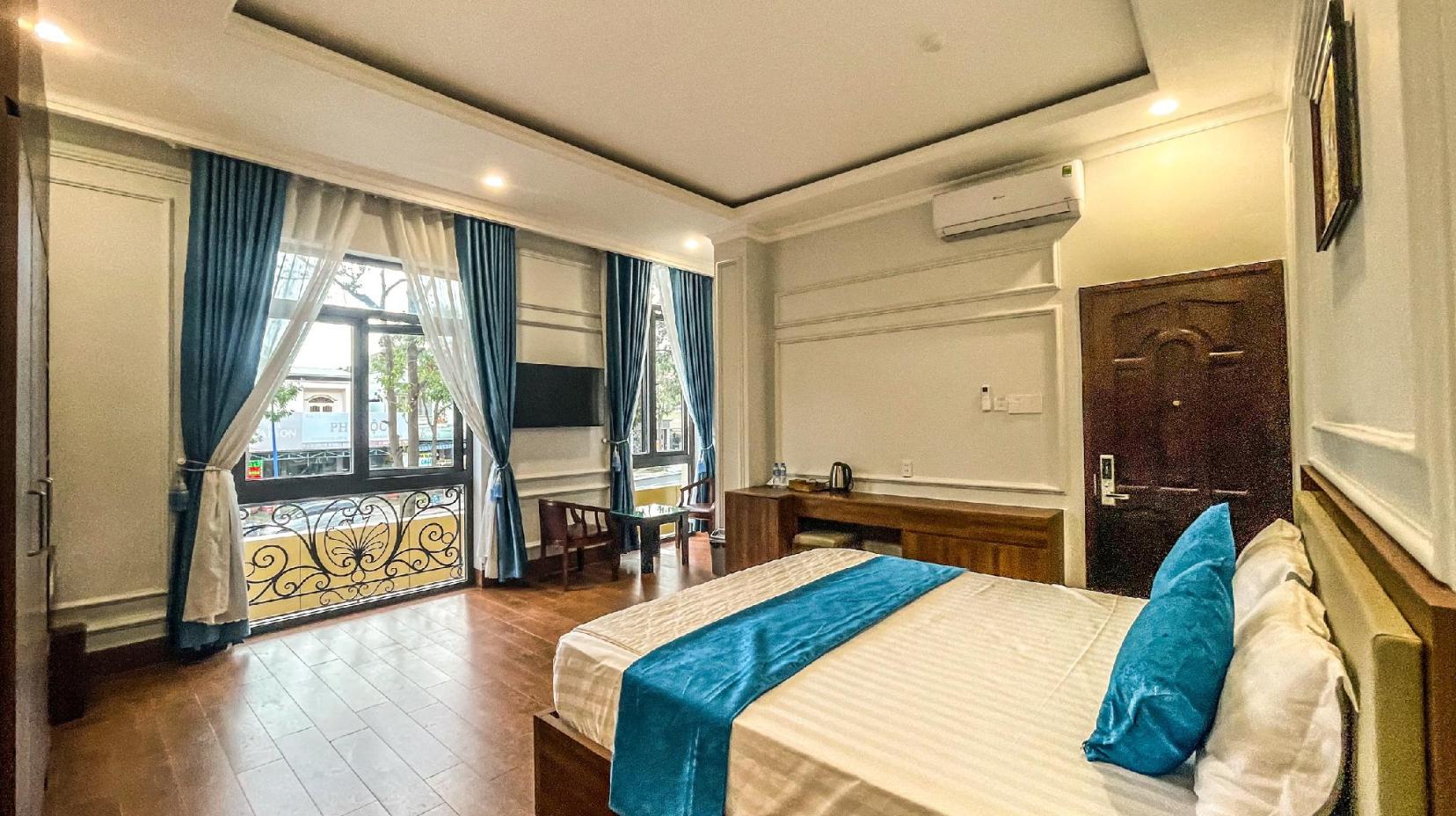 Deluxe Room with 1 King Bed - Interior view