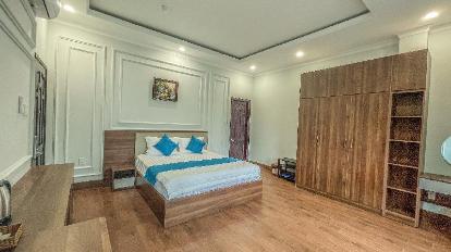 Deluxe Room with 1 King Bed - Interior view