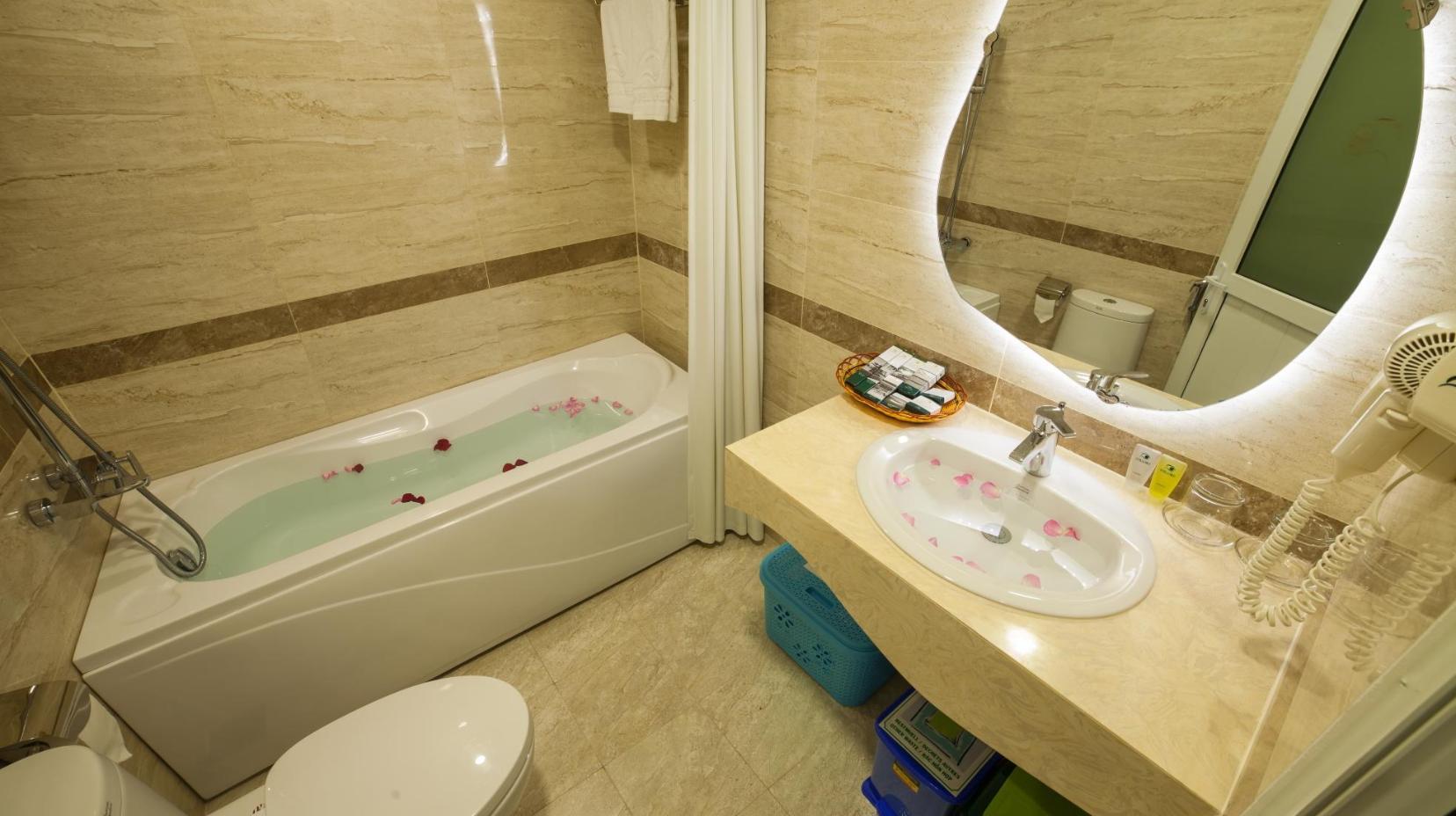 Deluxe Double Room - Bathroom