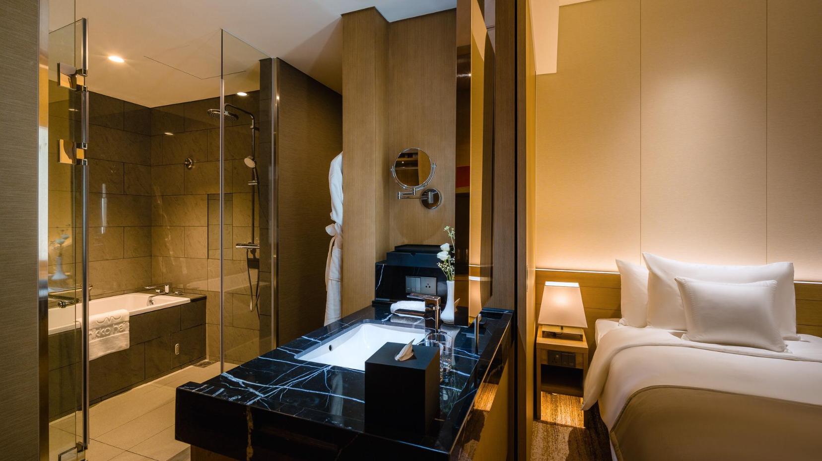 Deluxe King Room - Bathroom