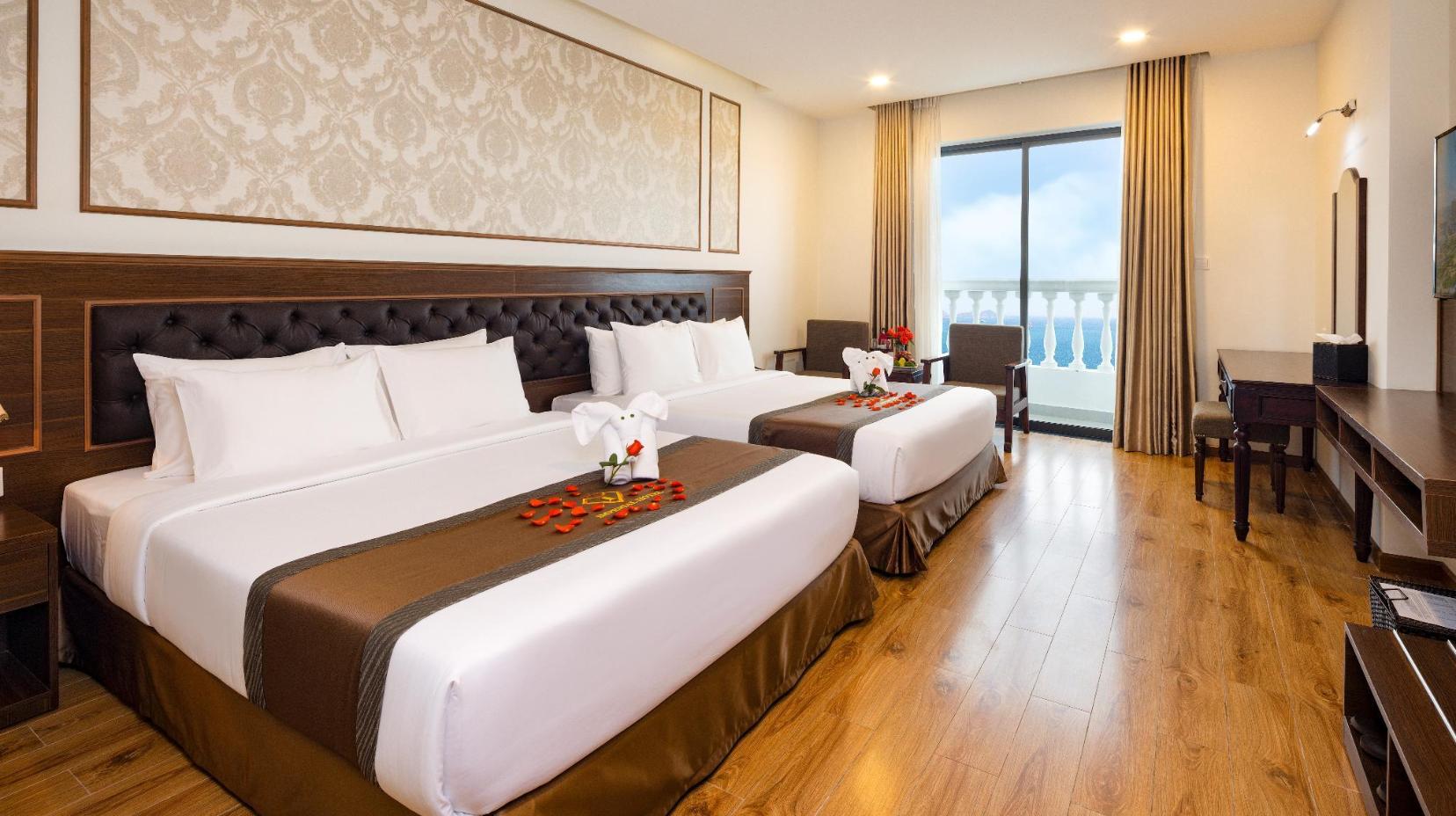 Family Sea View Room with Balcony - Bedroom