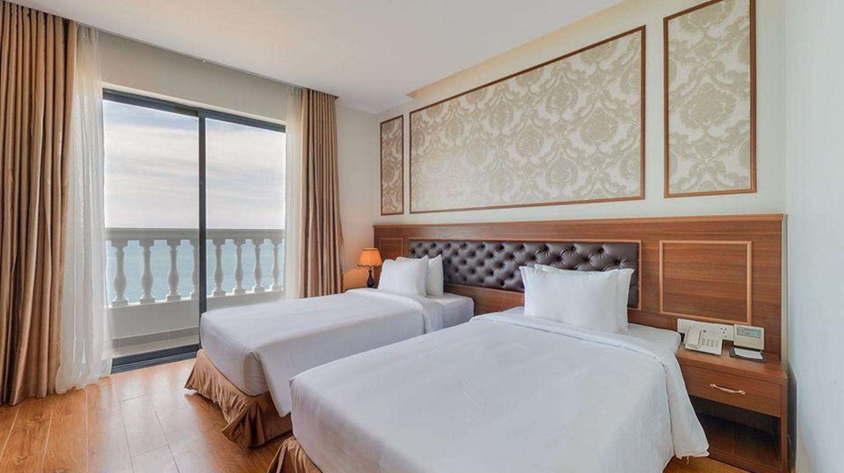 Premier Sea View Twin Room with Balcony - Bed