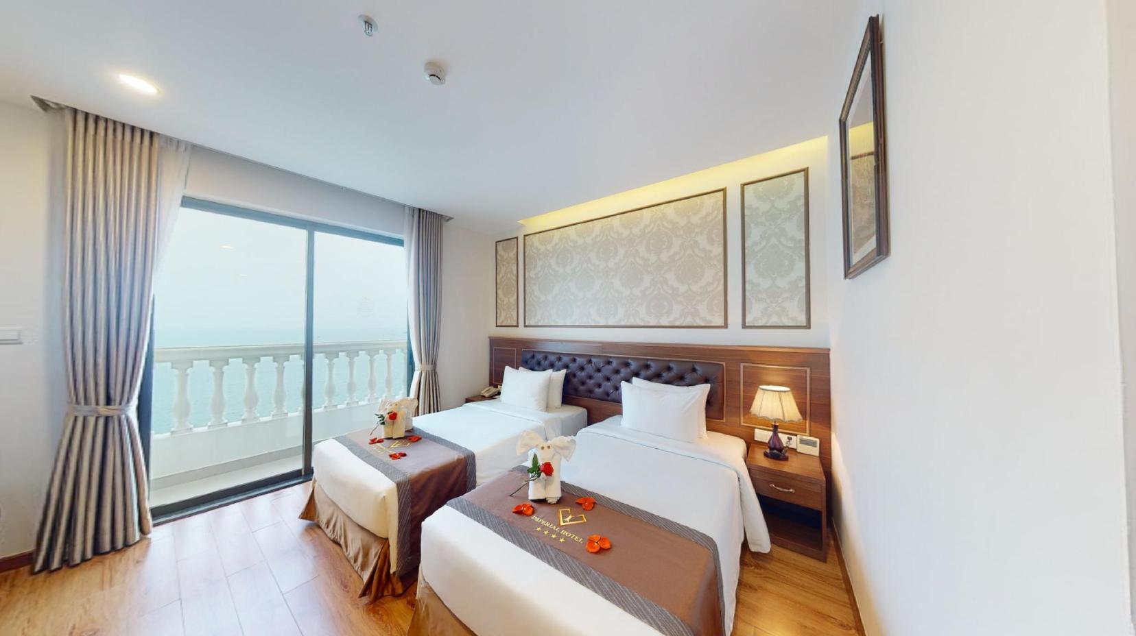 Premier Sea View Twin Room with Balcony - Guestroom