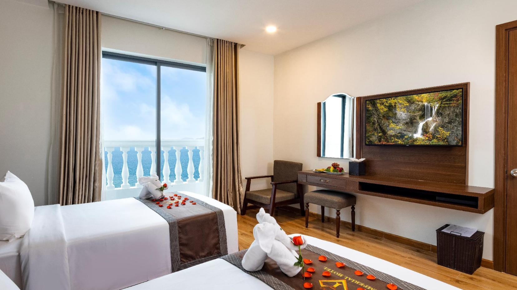 Sea View Twin Suite with Balcony - Bed