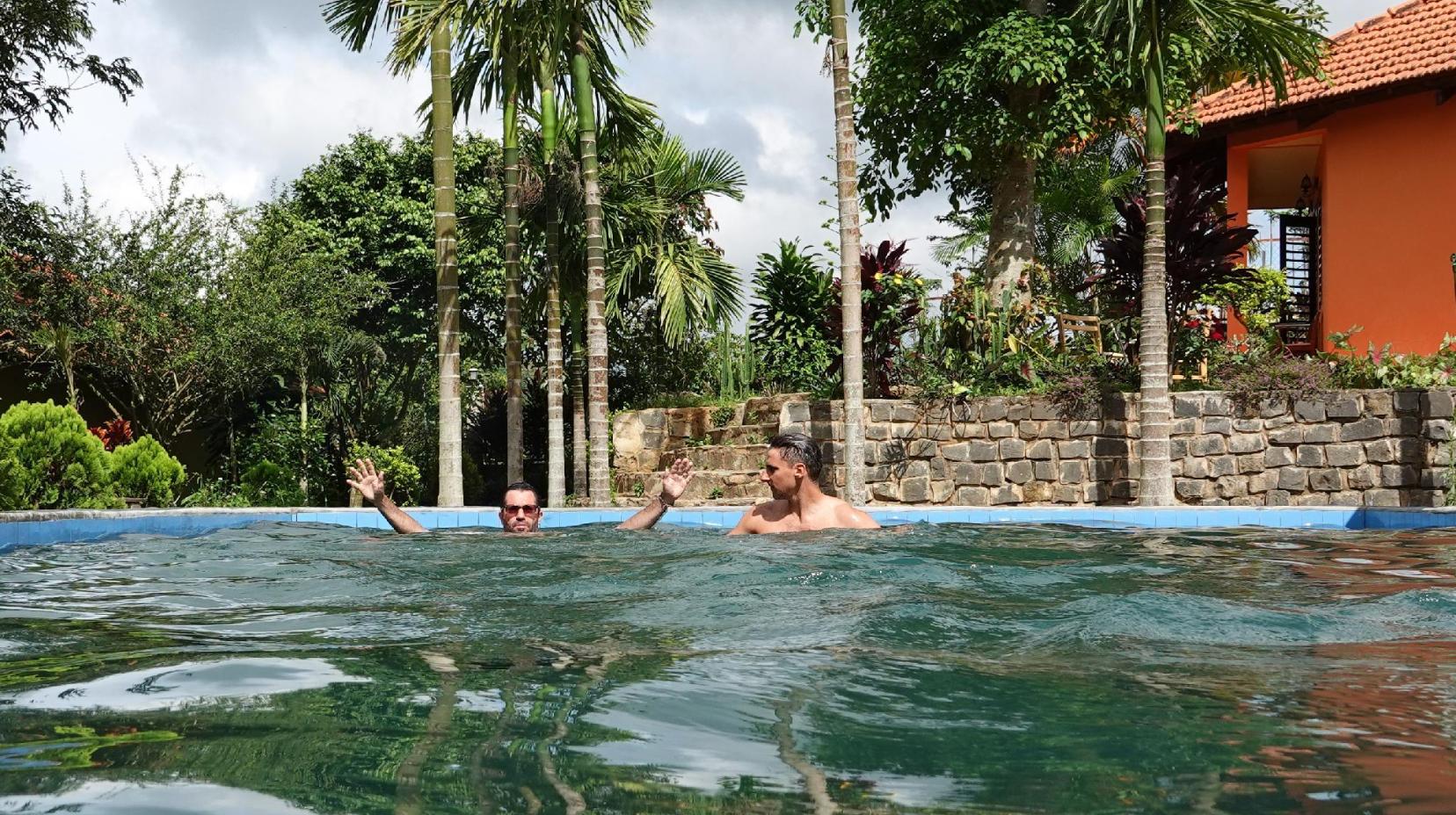 Swimming pool [outdoor]