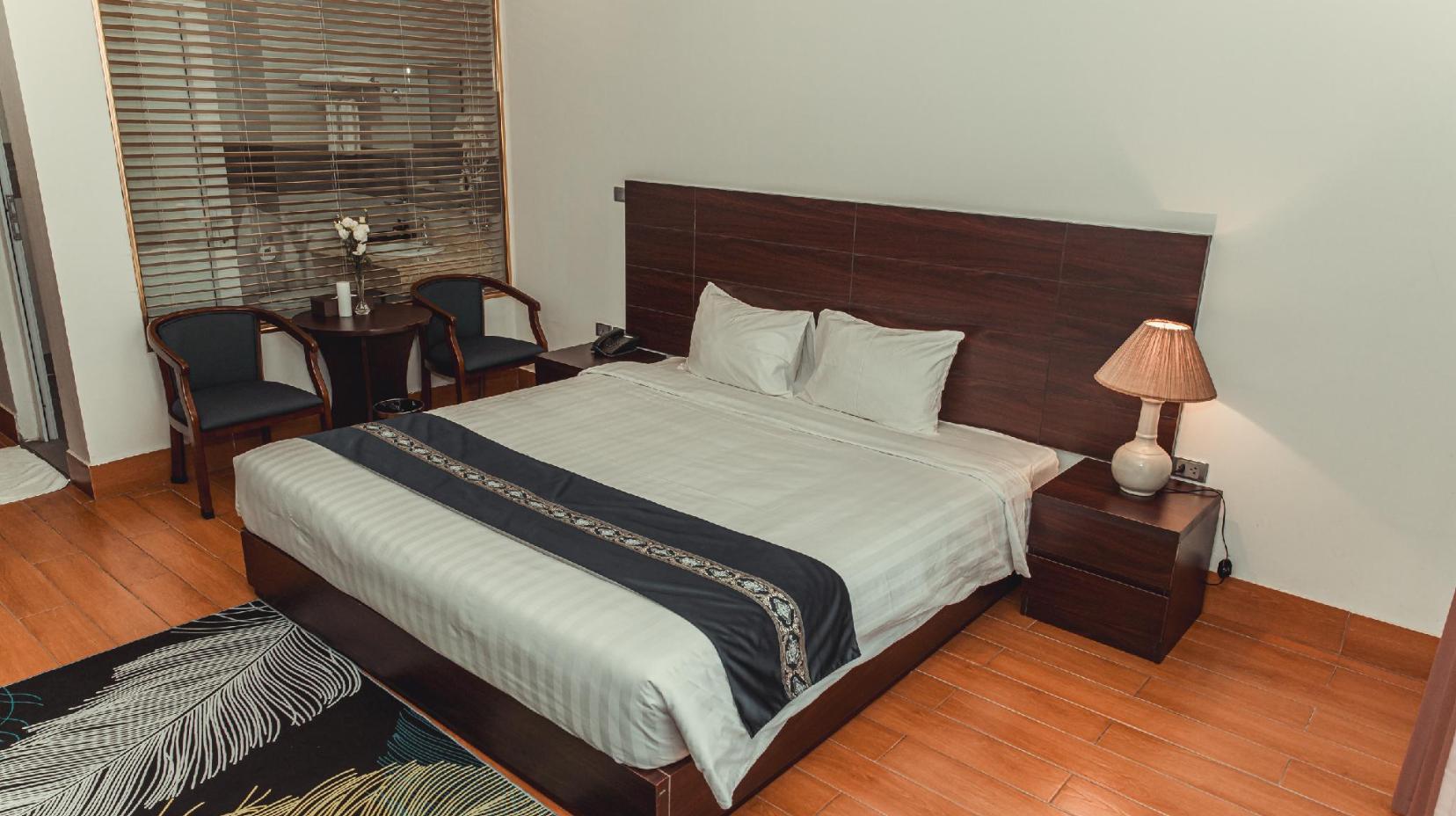 Deluxe King Room with Balcony - Guestroom