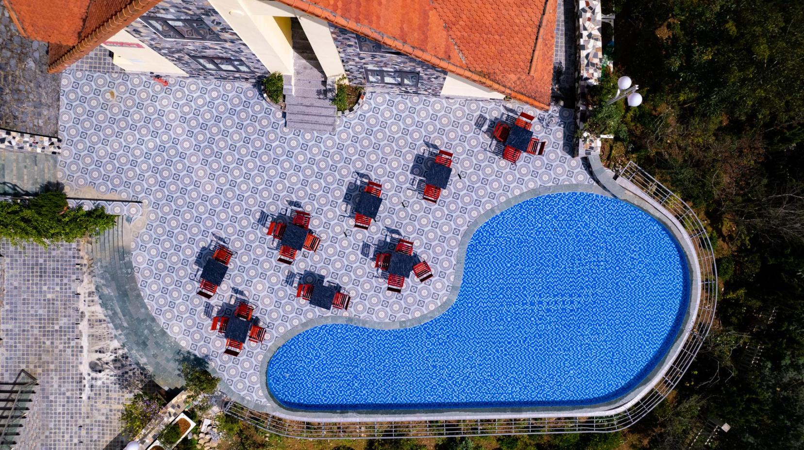 Swimming pool [outdoor]