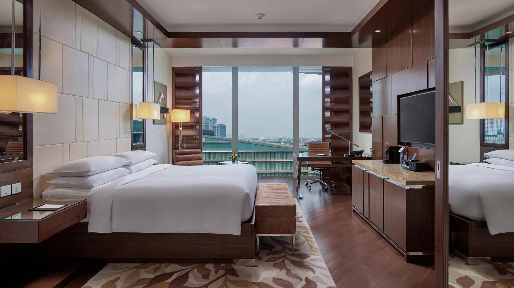 Deluxe City View, Guest room, 1 King, City view - Bed