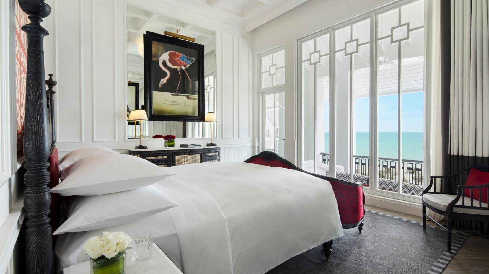 Emerald Bay Room, 1 King Bed, Ocean View, Balcony - Bed