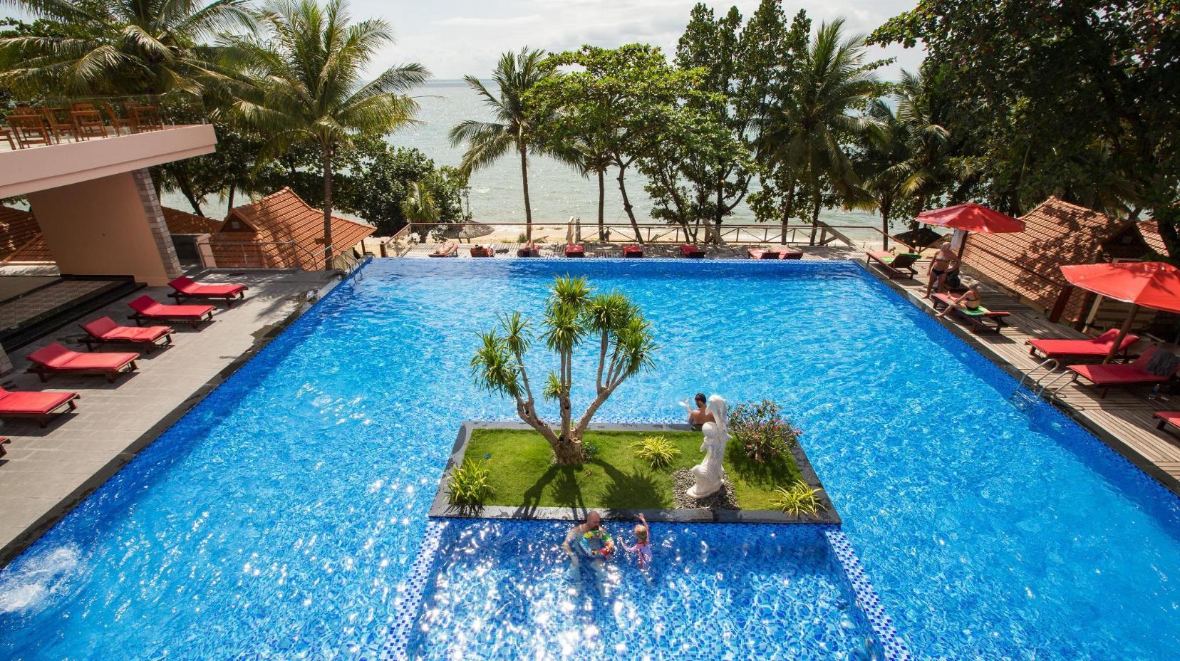 Swimming pool [outdoor]