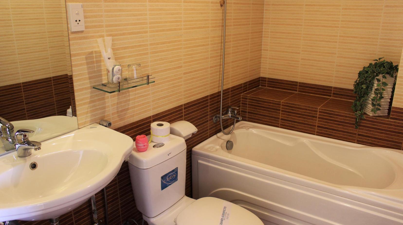 Deluxe Double or Twin - Bathroom