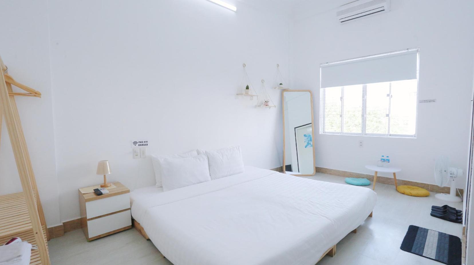 Large Double Room - Bedroom